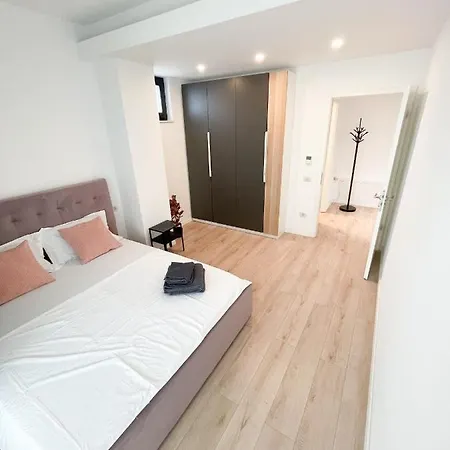 Warm Apartment *